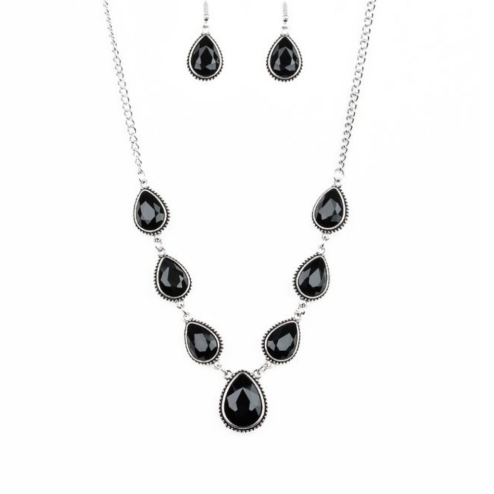Black necklace/earrings paparazzi